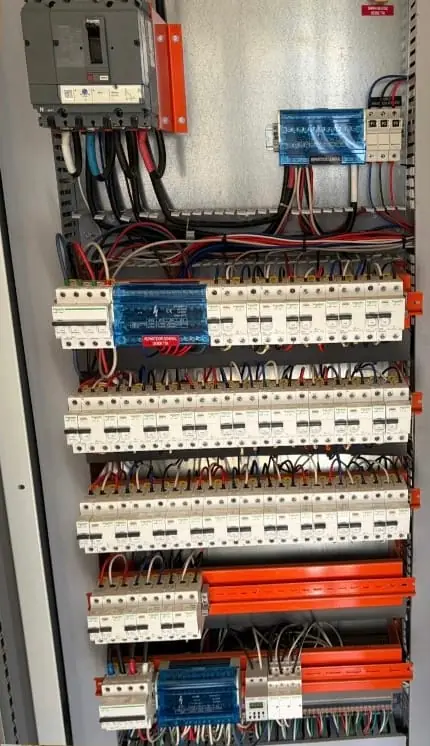 Tablero eléctrico con protecciones y cableado ordenado